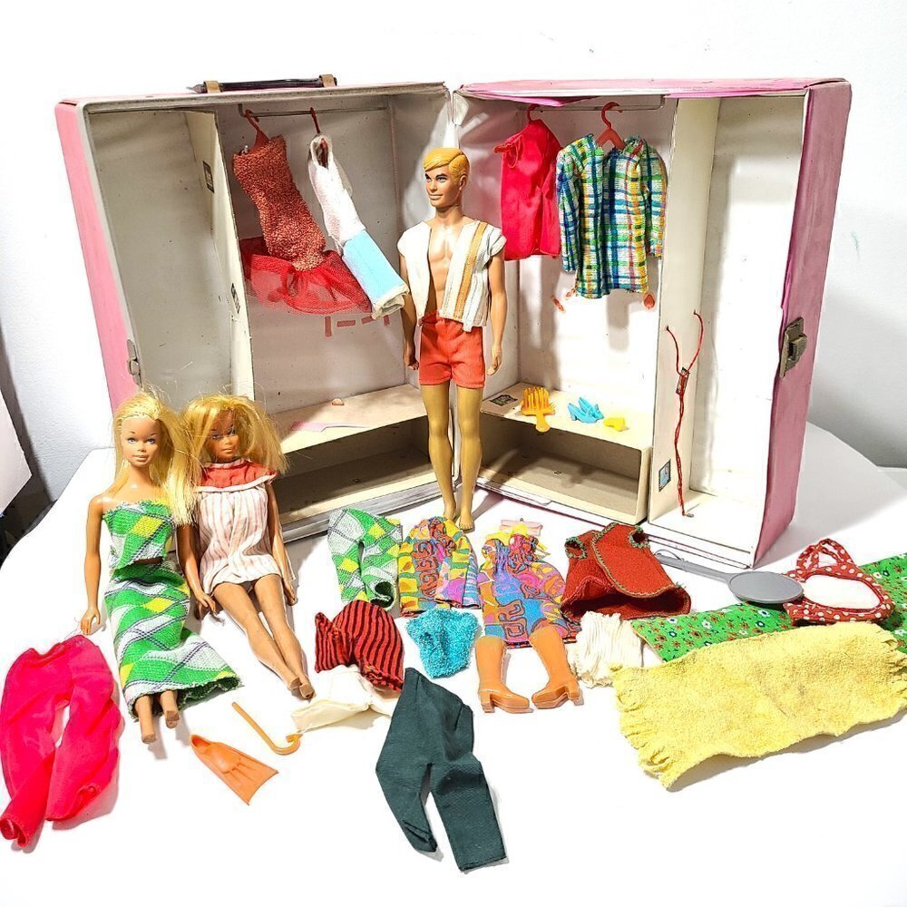 VINTAGE 1960’s LOT OF BARBIE AND KEN CLOTHING ACCESSORIES CARRYING CASE JAPAN